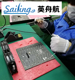 蘇州英舟航攜點膠機/自動焊錫機工程師,走進嘉興三思光電LED顯示屏生產(chǎn)廠家